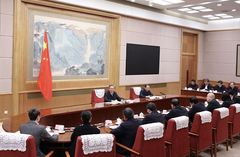 李强主持召开专家、企业家和教科文卫体等领域代表座谈会 听取对政府工作报告、“十五五”规划纲要的意见建议